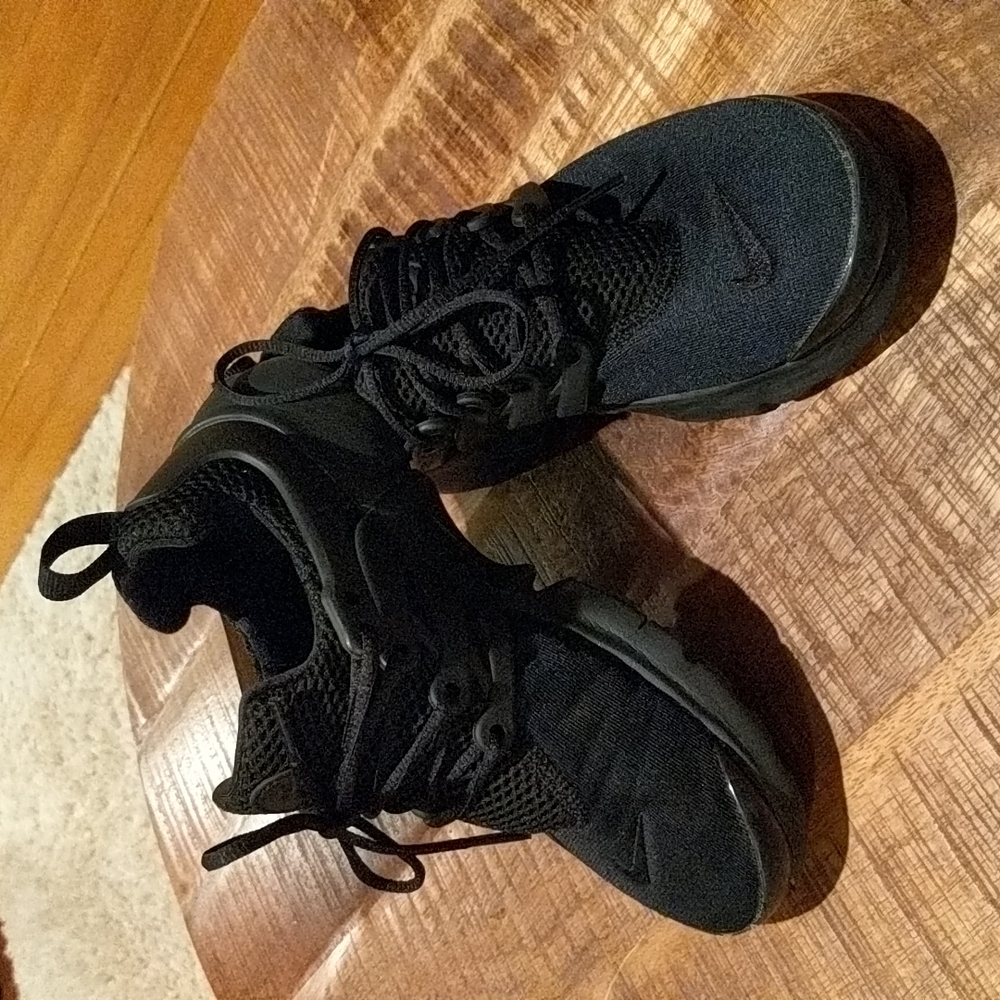 Like New! Black Nike Presto - big kid size 3